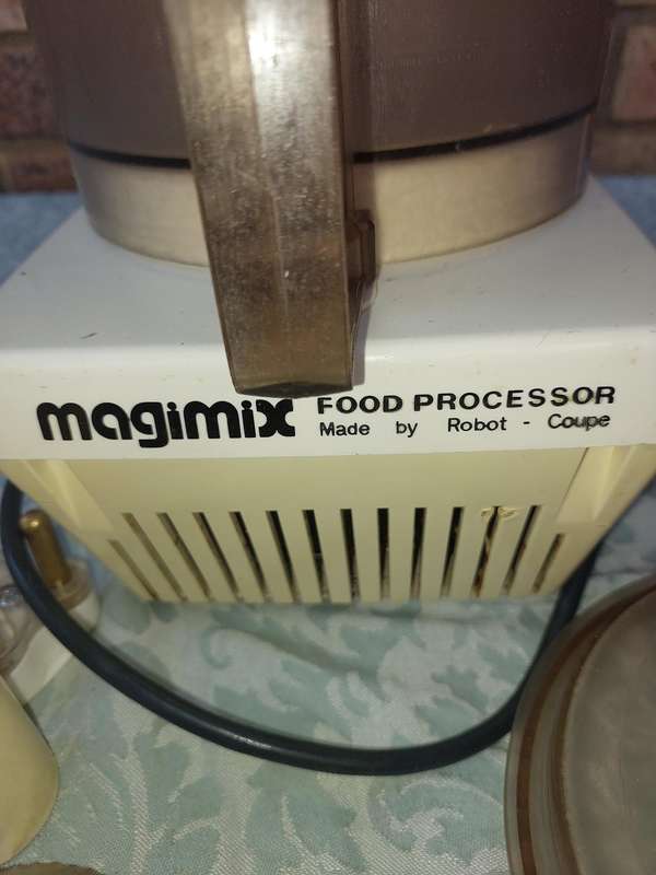 A VINTAGE MAGIMIX FOOD PROCESSOR BY ROBOT -COUP IN WORKING ORDER WITH THE BLADES SOLD AS IS