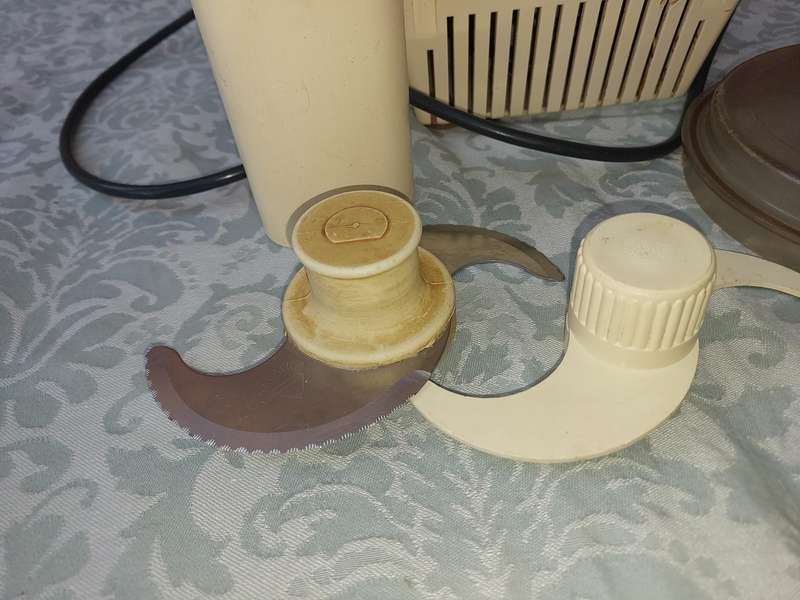 A VINTAGE MAGIMIX FOOD PROCESSOR BY ROBOT -COUP IN WORKING ORDER WITH THE BLADES SOLD AS IS