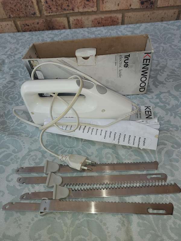 A KENWOOD CARVING KNIFE WITH THE BLADES WORKING SOLD AS IS