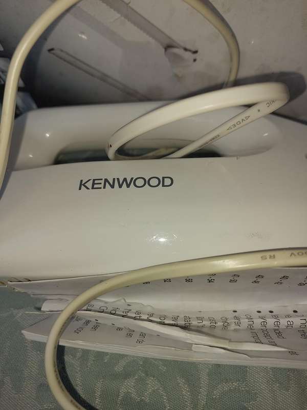 A KENWOOD CARVING KNIFE WITH THE BLADES WORKING SOLD AS IS