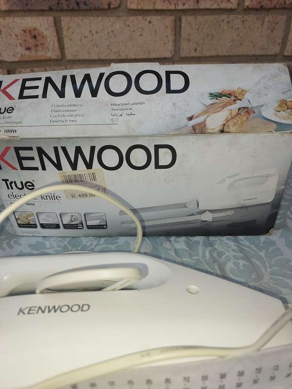 A KENWOOD CARVING KNIFE WITH THE BLADES WORKING SOLD AS IS