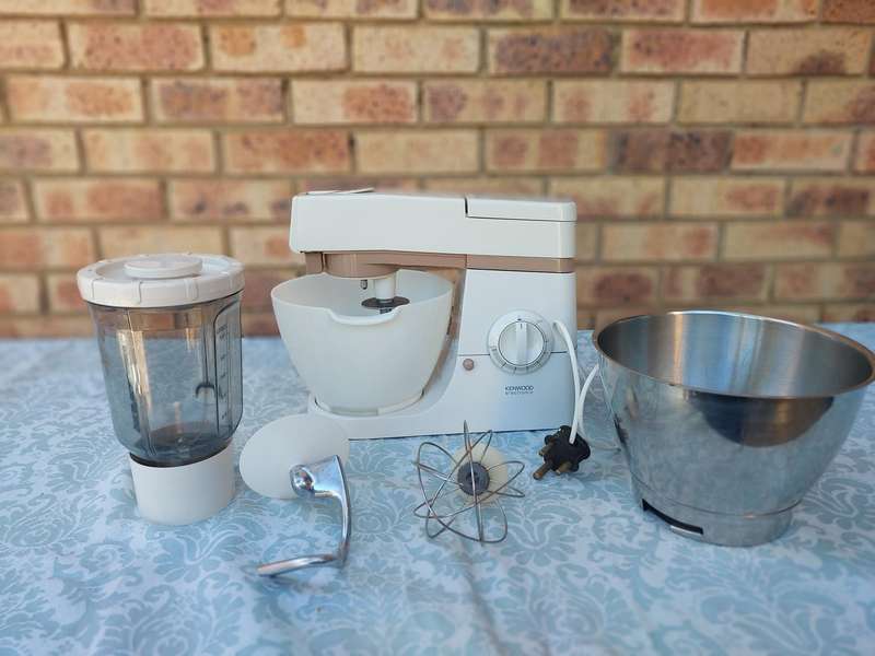 A VINTAGE KENWOOD CHEF ELECTRONIC WITH ALL THE COMPONENTS IN WORKING ORDER SOLD AS IS