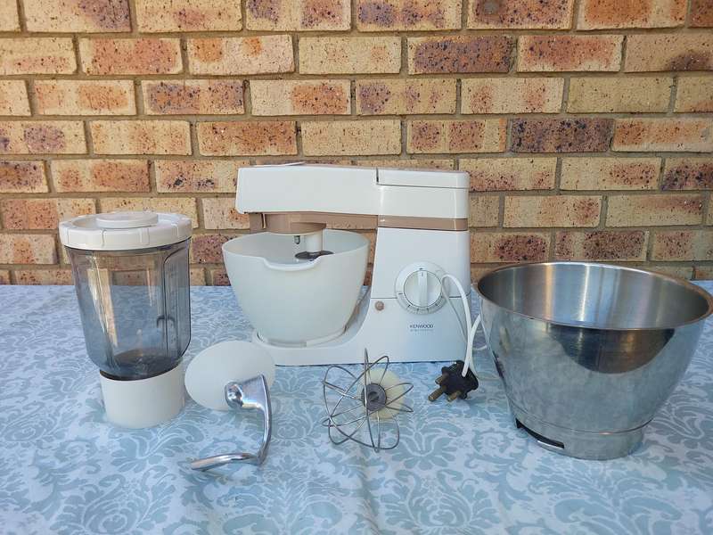 A VINTAGE KENWOOD CHEF ELECTRONIC WITH ALL THE COMPONENTS IN WORKING ORDER SOLD AS IS