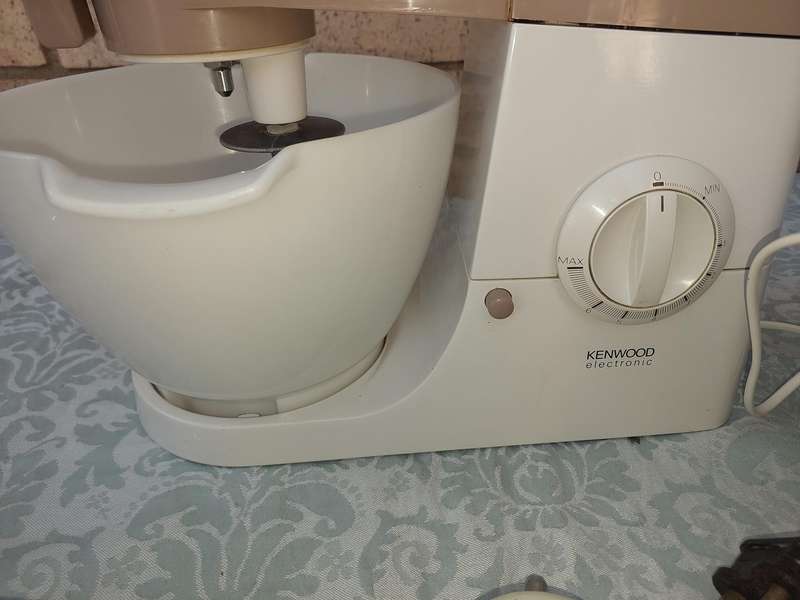 A VINTAGE KENWOOD CHEF ELECTRONIC WITH ALL THE COMPONENTS IN WORKING ORDER SOLD AS IS