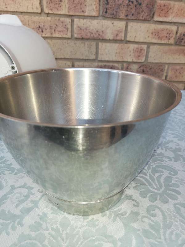 A VINTAGE KENWOOD CHEF ELECTRONIC WITH ALL THE COMPONENTS IN WORKING ORDER SOLD AS IS
