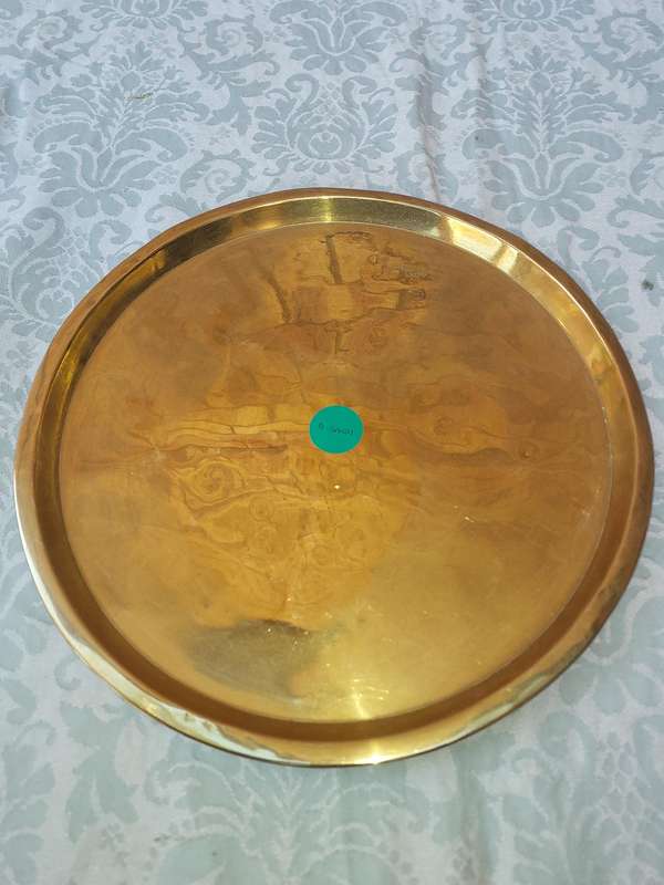 A VINTAGE HAND MADE BRASS SERVING TRAY ARABIC STYLE SOLD AS IS