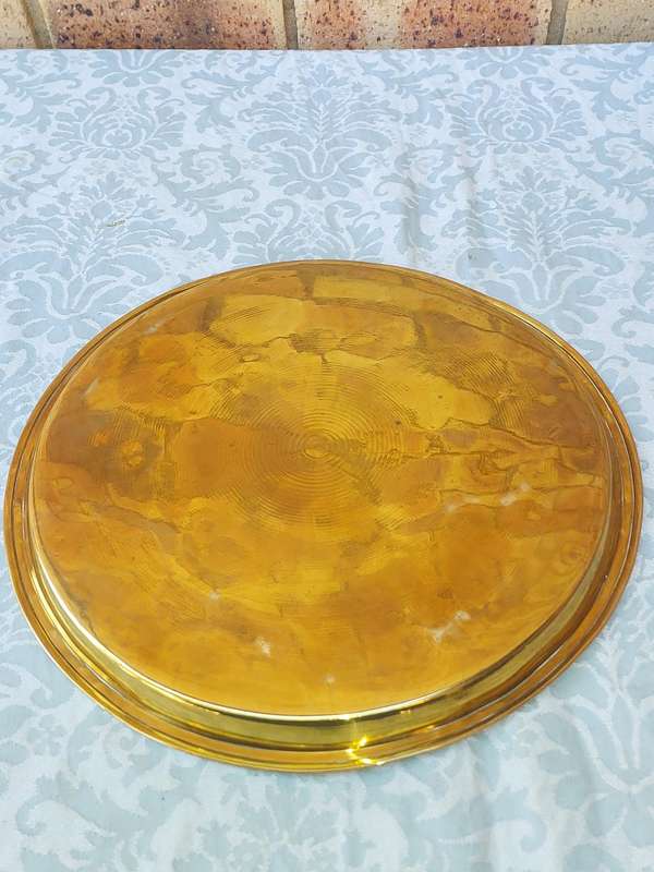 A VINTAGE HAND MADE BRASS SERVING TRAY ARABIC STYLE SOLD AS IS