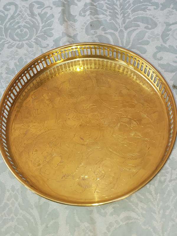 A BRASS SERVING TRAY MADE IN INFIA SOLD AS IS