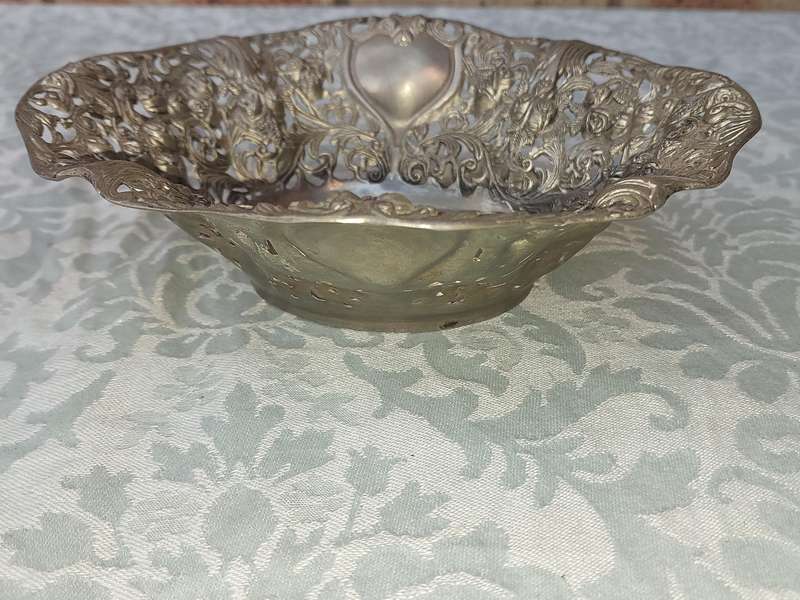 AN ORNATE EDWARDIAN STYLE SWEETS SERVING BASKET TRAY SOLD AS IS