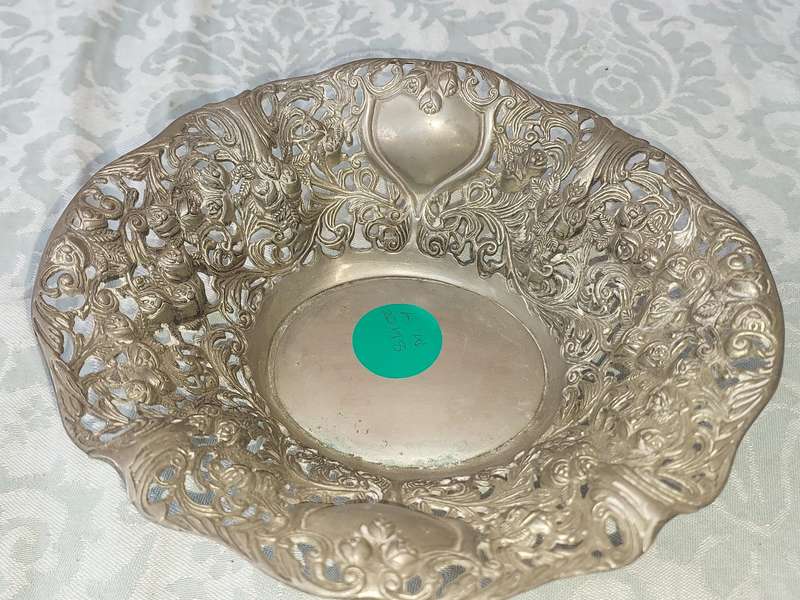 AN ORNATE EDWARDIAN STYLE SWEETS SERVING BASKET TRAY SOLD AS IS