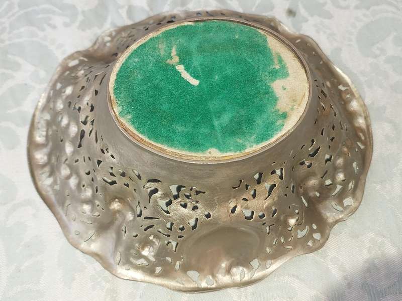 AN ORNATE EDWARDIAN STYLE SWEETS SERVING BASKET TRAY SOLD AS IS
