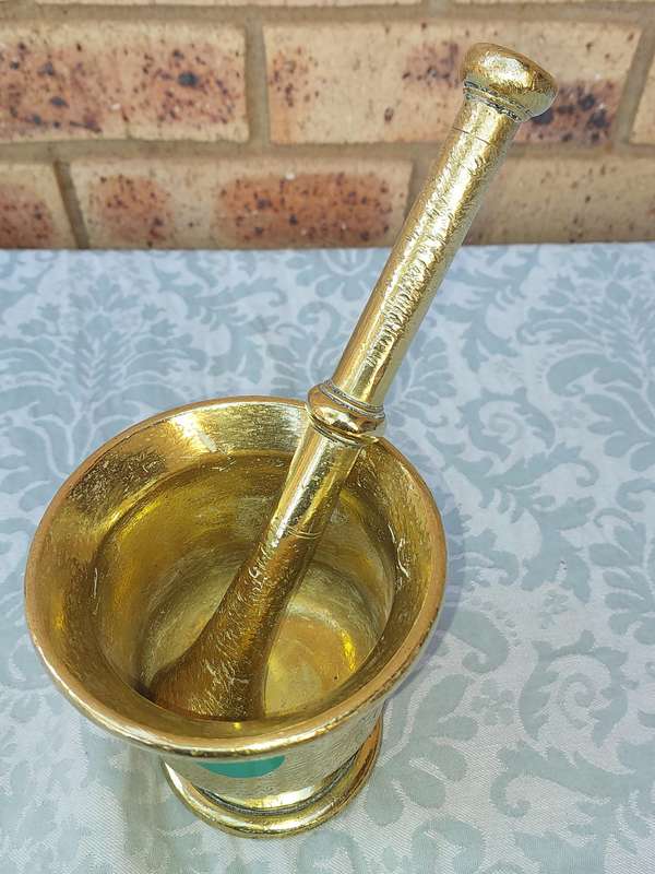 A HEAVY DUTY BRASS PASTEL AND MORTER SOLD AS IS