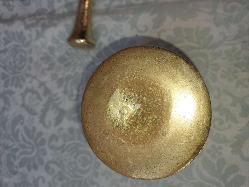 A HEAVY DUTY BRASS PASTEL AND MORTER SOLD AS IS