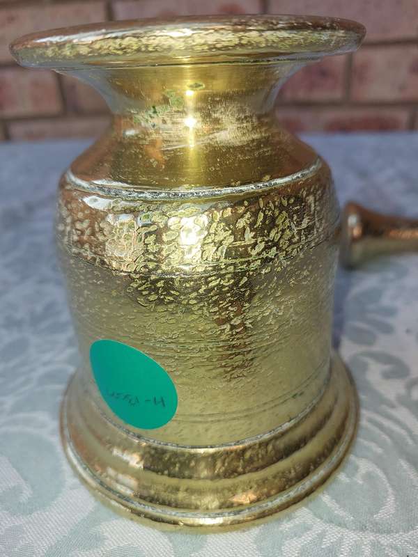 A HEAVY DUTY BRASS PASTEL AND MORTER SOLD AS IS