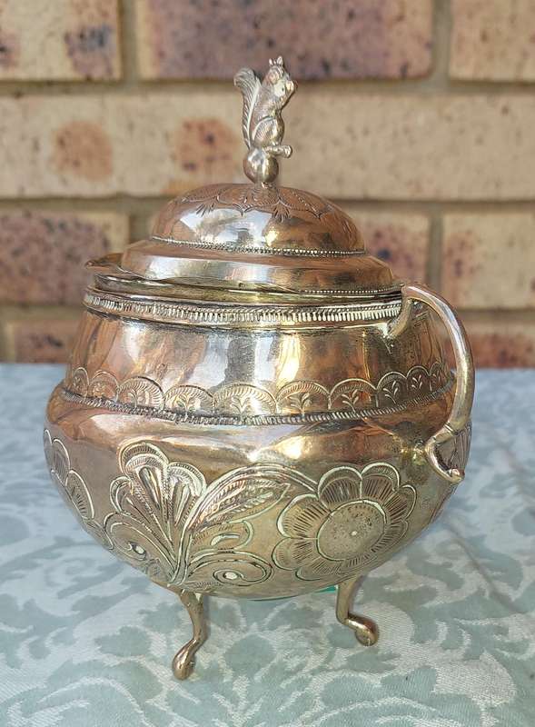 A VINTAGE SILVERPLATE ON COPPER EDWARDIAN SUGAR BOWL SOLD AS IS