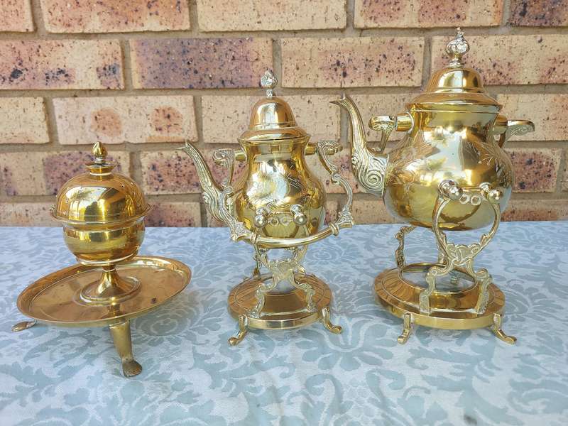 A COLLECTION OF VINTAGE ART DECOR SWINGING TEAPOTS AND A DEFUSER SOLD AS IS
