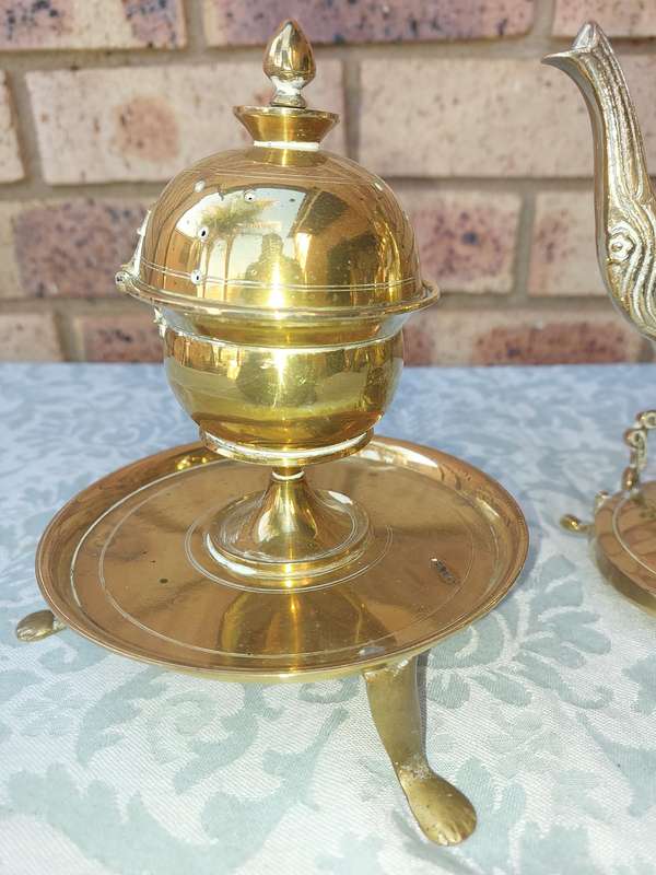 A COLLECTION OF VINTAGE ART DECOR SWINGING TEAPOTS AND A DEFUSER SOLD AS IS