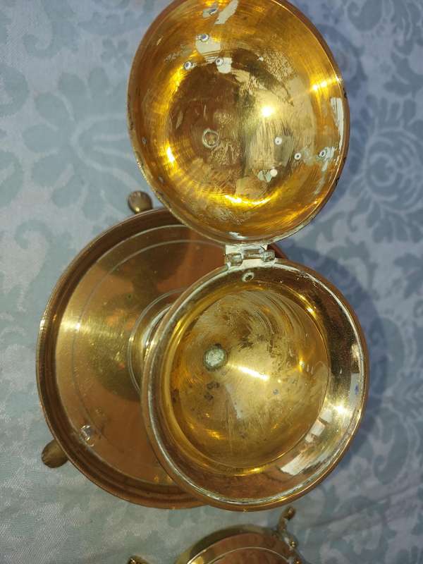 A COLLECTION OF VINTAGE ART DECOR SWINGING TEAPOTS AND A DEFUSER SOLD AS IS