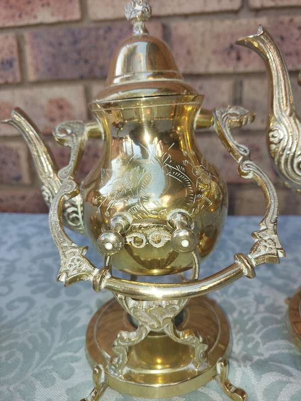 A COLLECTION OF VINTAGE ART DECOR SWINGING TEAPOTS AND A DEFUSER SOLD AS IS