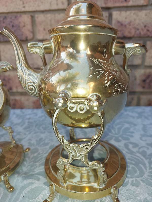 A COLLECTION OF VINTAGE ART DECOR SWINGING TEAPOTS AND A DEFUSER SOLD AS IS