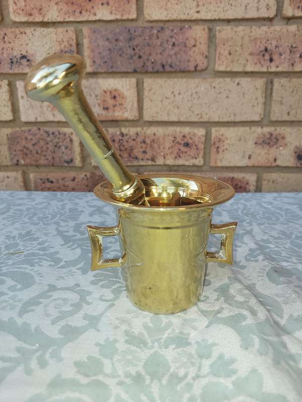 A BEAUTIFULL INDIAN PASTEL AND MORTER BRASS HEAVY DUTY SOLD AS IS