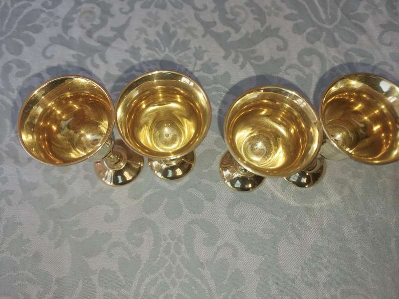 A SET OF 4 BRASS SHERRY TOT GOBLETS SOLD AS IS