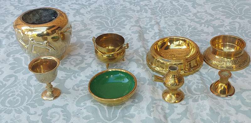 A COLLECTION OF BRASS UTENSILS SOLD AS IS