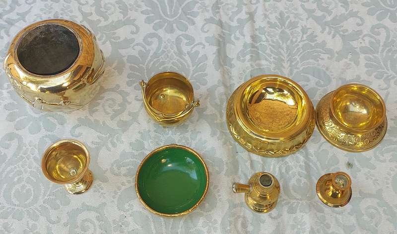 A COLLECTION OF BRASS UTENSILS SOLD AS IS