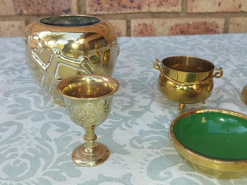 A COLLECTION OF BRASS UTENSILS SOLD AS IS