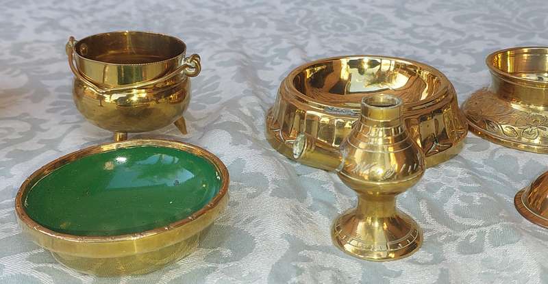 A COLLECTION OF BRASS UTENSILS SOLD AS IS