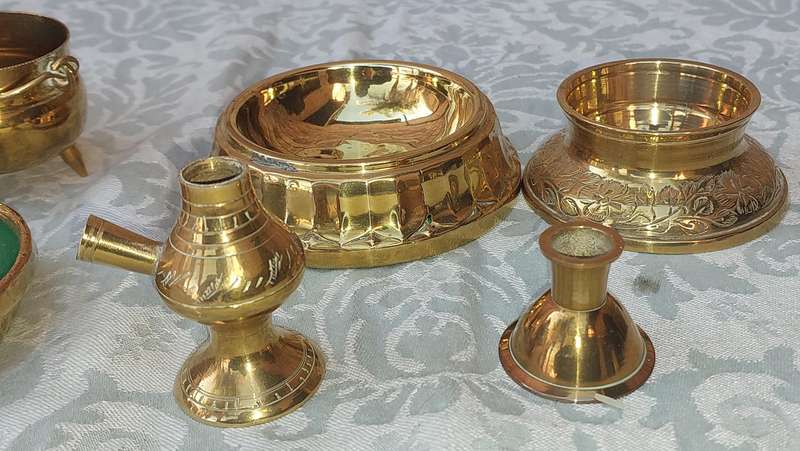 A COLLECTION OF BRASS UTENSILS SOLD AS IS