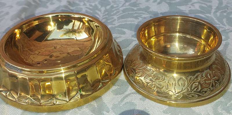 A COLLECTION OF BRASS UTENSILS SOLD AS IS