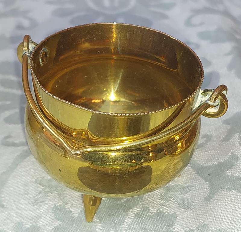 A COLLECTION OF BRASS UTENSILS SOLD AS IS