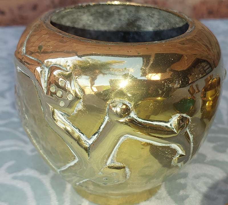 A COLLECTION OF BRASS UTENSILS SOLD AS IS