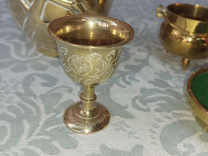 A COLLECTION OF BRASS UTENSILS SOLD AS IS