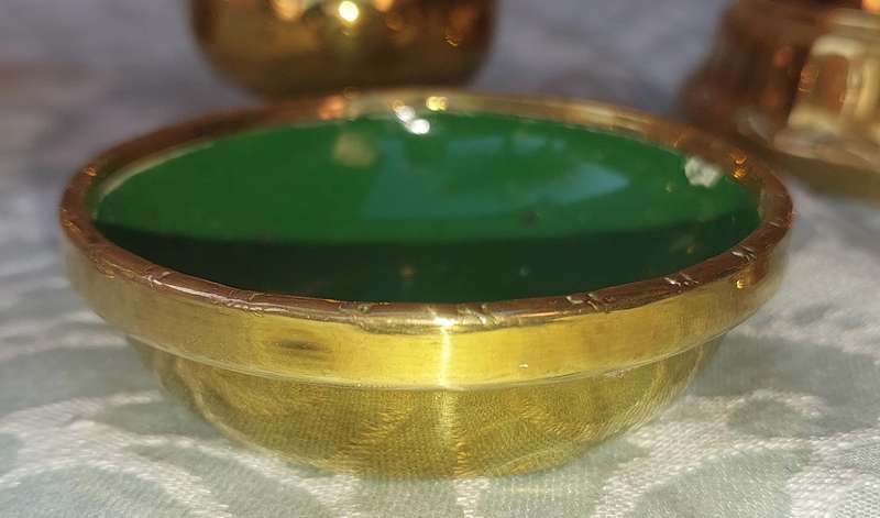A COLLECTION OF BRASS UTENSILS SOLD AS IS