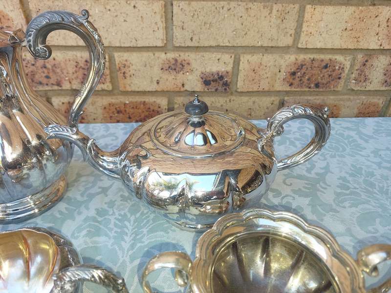 A VINTAGE MARLBORO OF ENGLAND TEAPOT SET SOLD AS IS