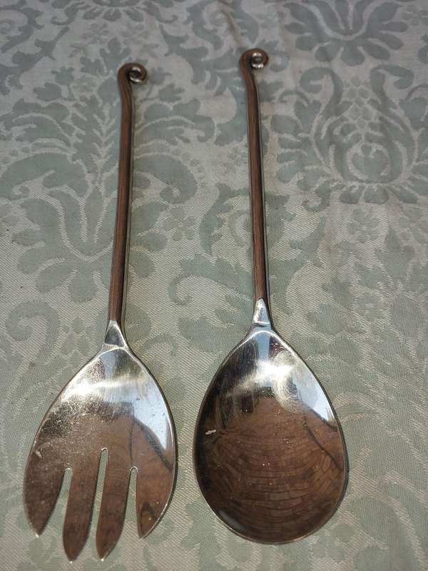 A PAIR OF STAINLESS STEEL SALAD LADELS SOLD AS IS