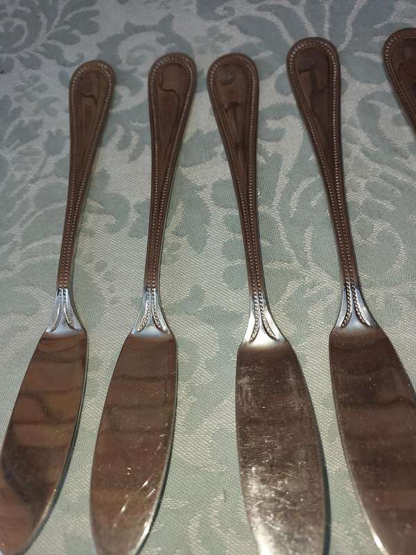 A SET OF 18/10 STAINLESS STEEL FISH KNIVES SOLD AS IS