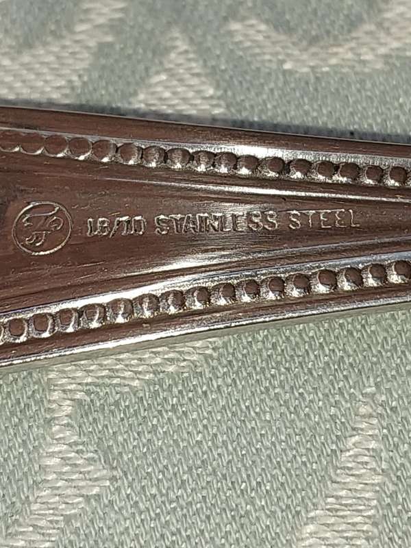 A SET OF 18/10 STAINLESS STEEL FISH KNIVES SOLD AS IS