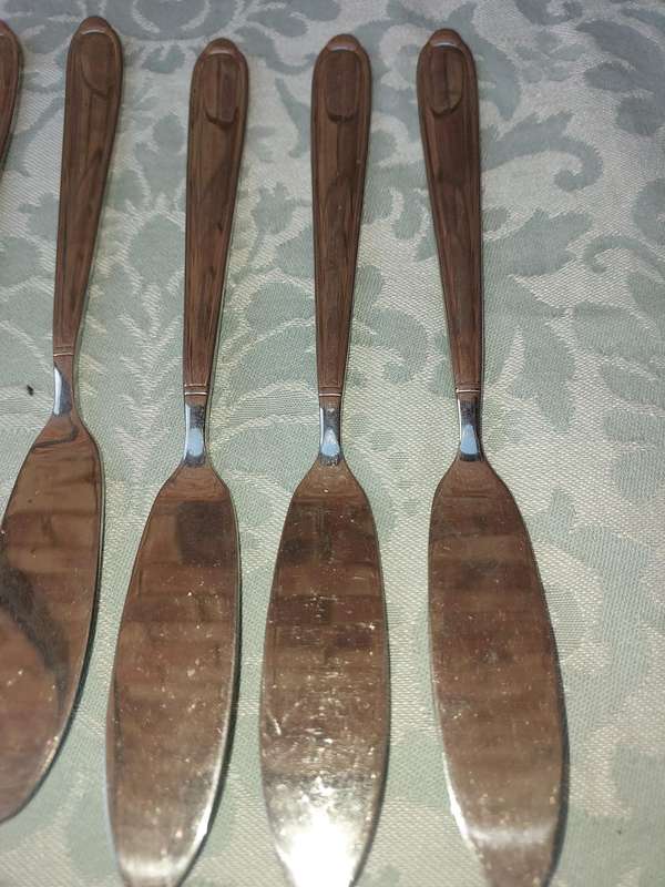 A VINTAGE SET OF FLORENCE 18 10 FISH KNIVES SOLD AS IS