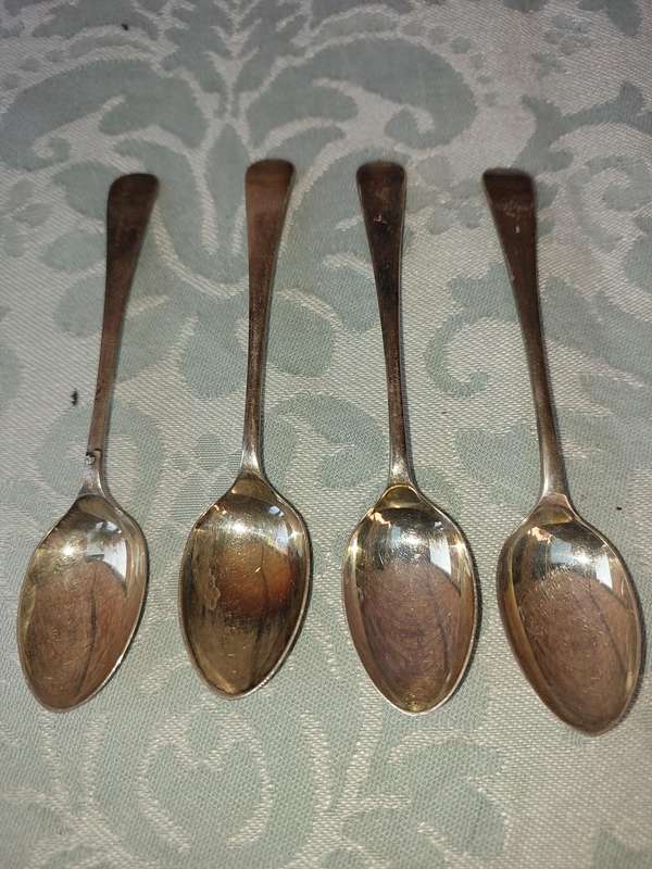 A SET OF 4 VINTAGE TEASPOONS EPNS SOLD AS IS