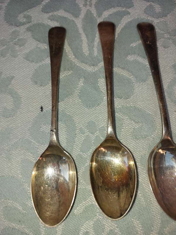 A SET OF 4 VINTAGE TEASPOONS EPNS SOLD AS IS