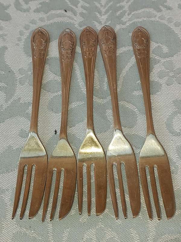 A SET OF 5 EPNS CAKE FORKS SOLD AS IS