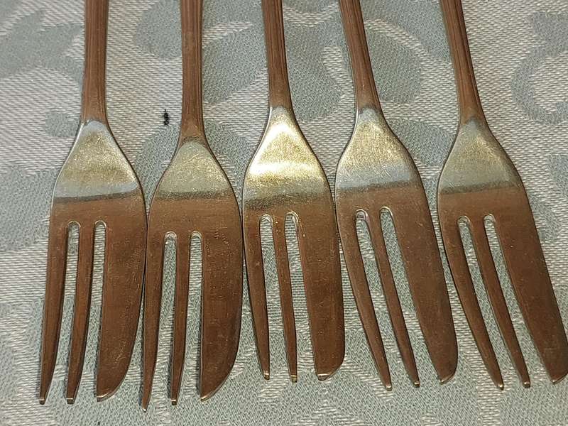 A SET OF 5 EPNS CAKE FORKS SOLD AS IS