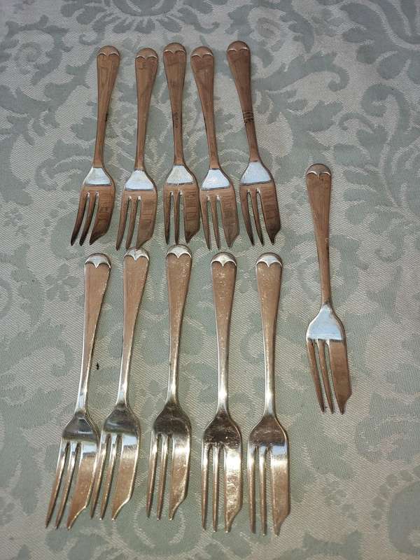 A SET OF VINTAGE CHAMPION PLATE EPNS MADE IN SHEFFIELD ENGLAND CAKE FORKS SOLD AS IS