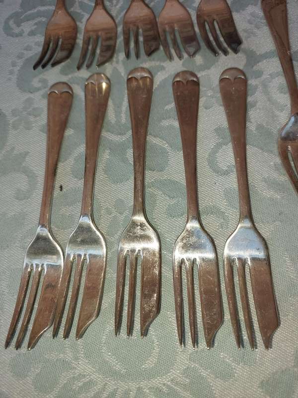 A SET OF VINTAGE CHAMPION PLATE EPNS MADE IN SHEFFIELD ENGLAND CAKE FORKS SOLD AS IS