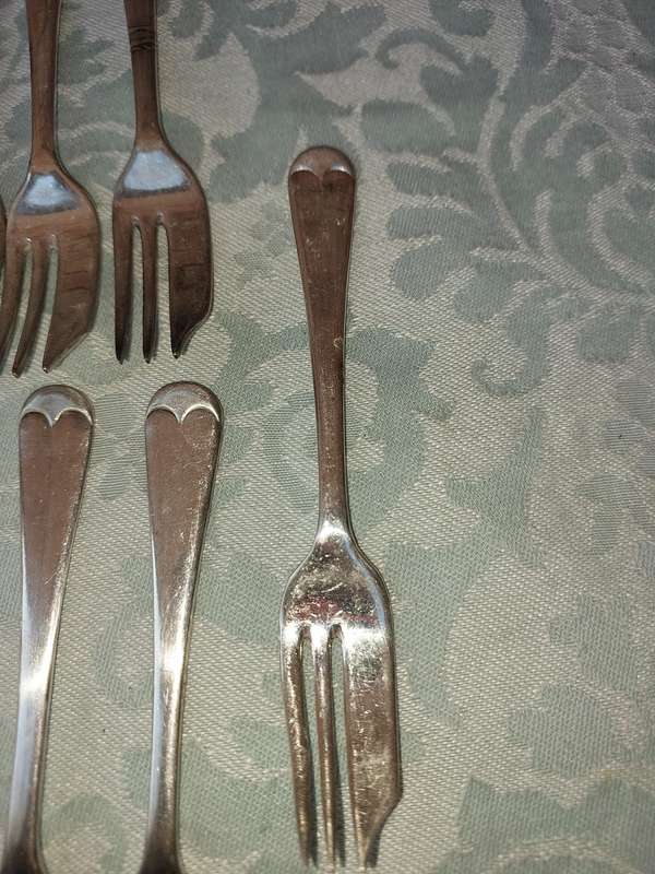 A SET OF VINTAGE CHAMPION PLATE EPNS MADE IN SHEFFIELD ENGLAND CAKE FORKS SOLD AS IS