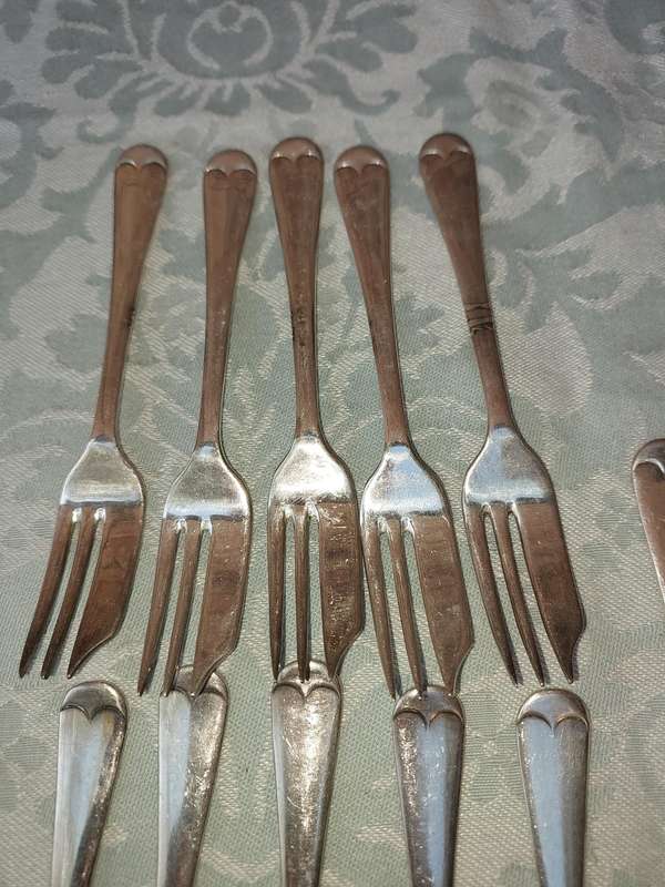A SET OF VINTAGE CHAMPION PLATE EPNS MADE IN SHEFFIELD ENGLAND CAKE FORKS SOLD AS IS
