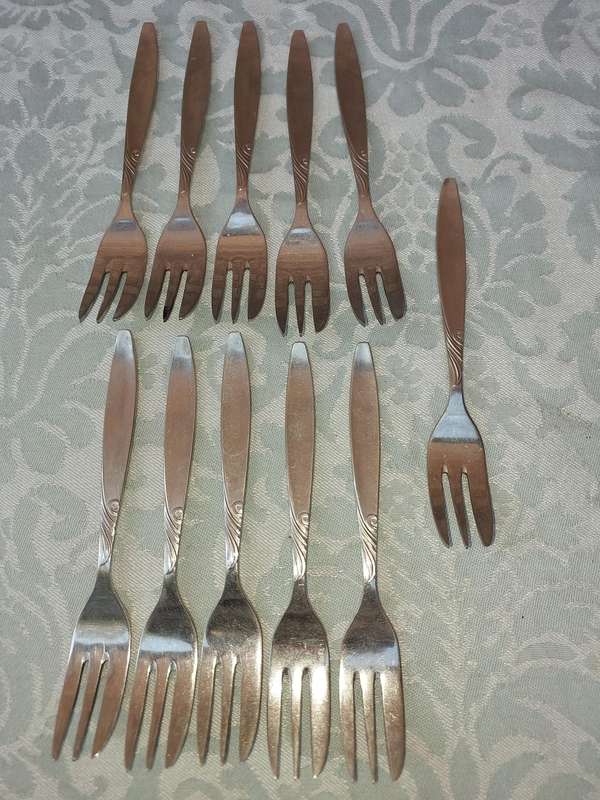 A SET OF ANGORA STAINLESS STEEL MADE IN ENGLAND DESERT FORKS SOLD AS IS R350